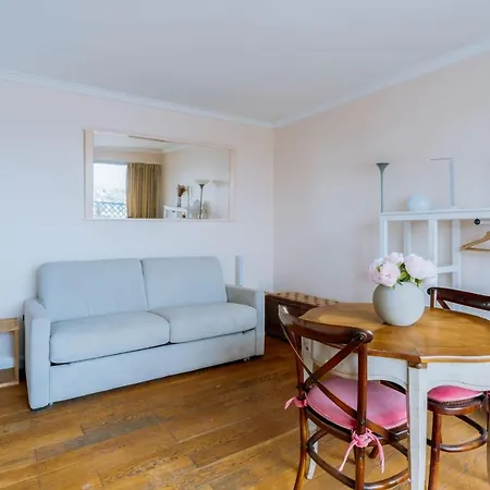 Comfortable Studio With Balcony In 16th 아파트 파리