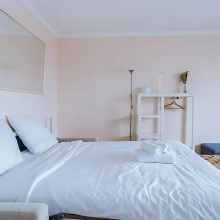 Comfortable Studio With Balcony In 16th 아파트 파리