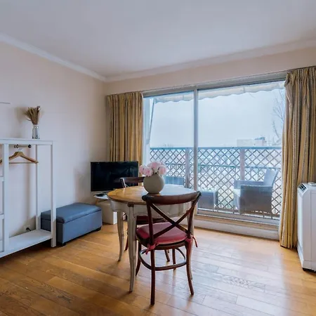 Comfortable Studio With Balcony In 16th Appartement