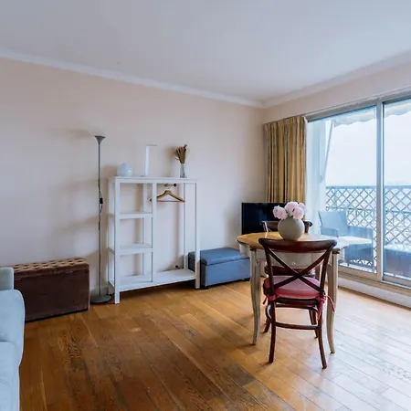 Comfortable Studio With Balcony In 16th 아파트 파리